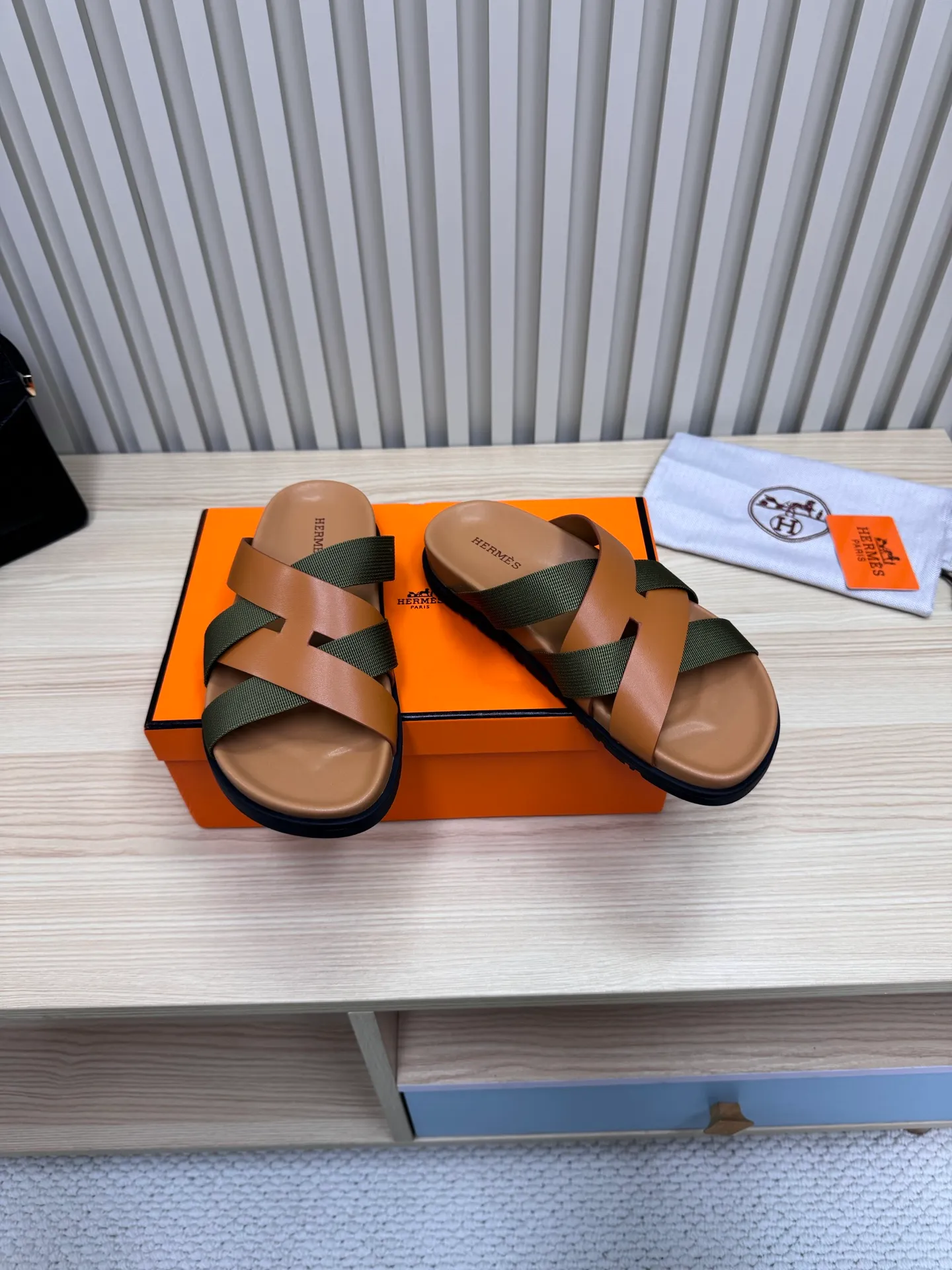 👟👟Ex-factory price 502👟👟 (Top version) Hermes 🐎The extremely popular couple's second uncle slippers/the latest snake print sandals and slippers, paired with various colorful socks, so trendy!  ———————— Upper: imported cowhide/sheep leather/cloth/palmprint leather lining: imported cowhide/sheepskin outsole: Tpu non-slip and wear-resistant outsole Female size: 35-42 (40.41.42 non-returnable and non-exchangeable) Male code: 39-45 (45 non-returnable and non-exchangeable)